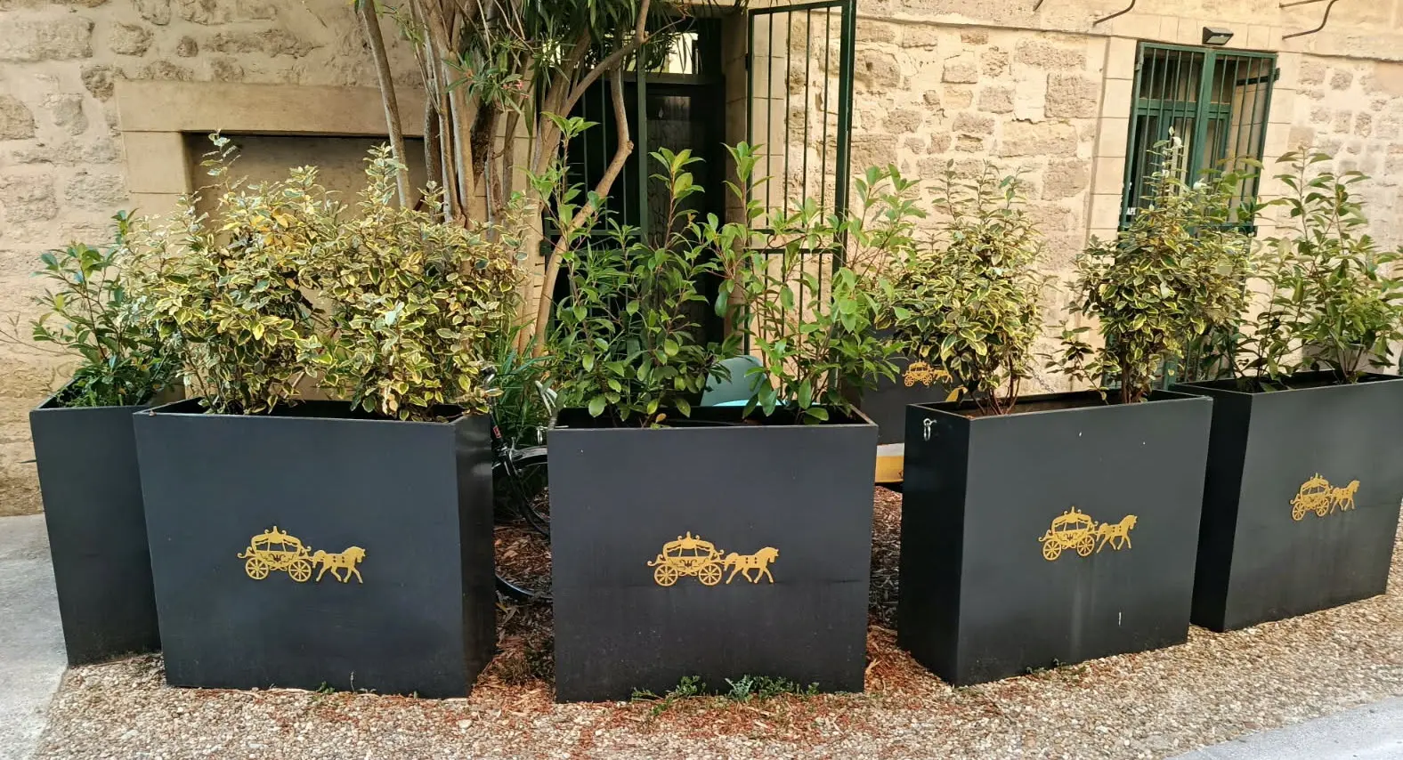 Gravures sur métal et jardinières sur mesure